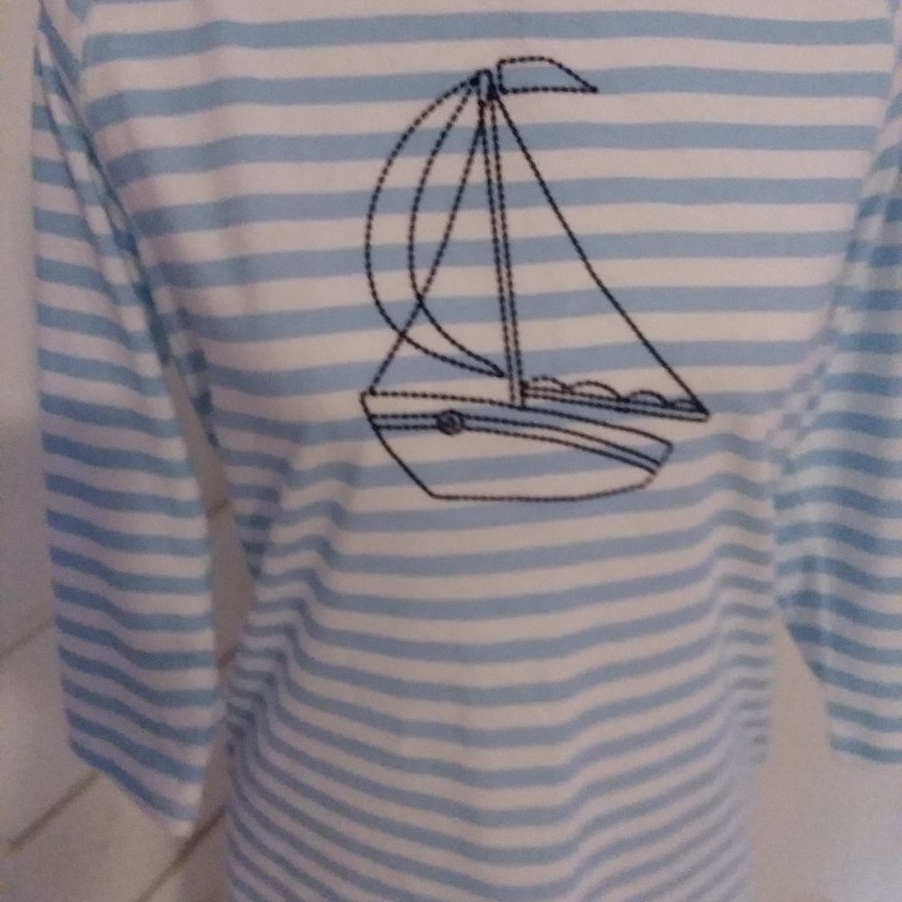 Woman's top, 3/4 length sleeves.